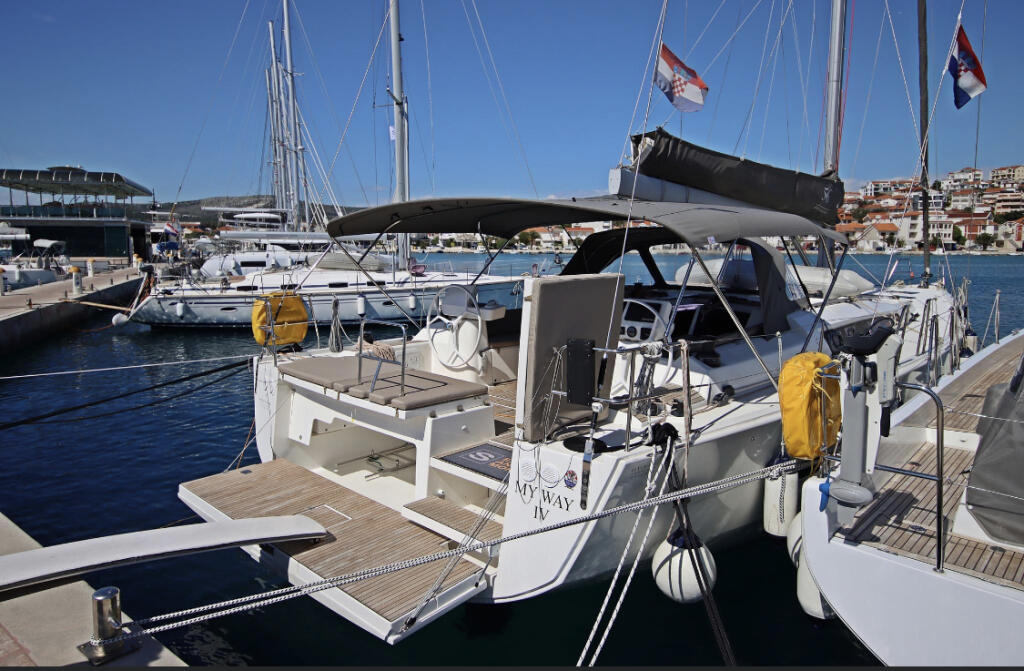 Sailing yacht 