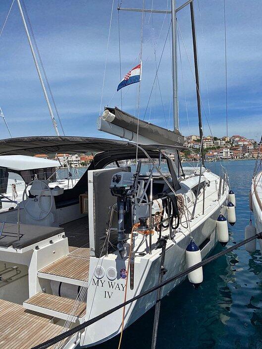 Sailing yacht 