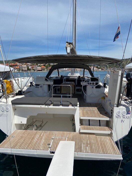 Sailing yacht 