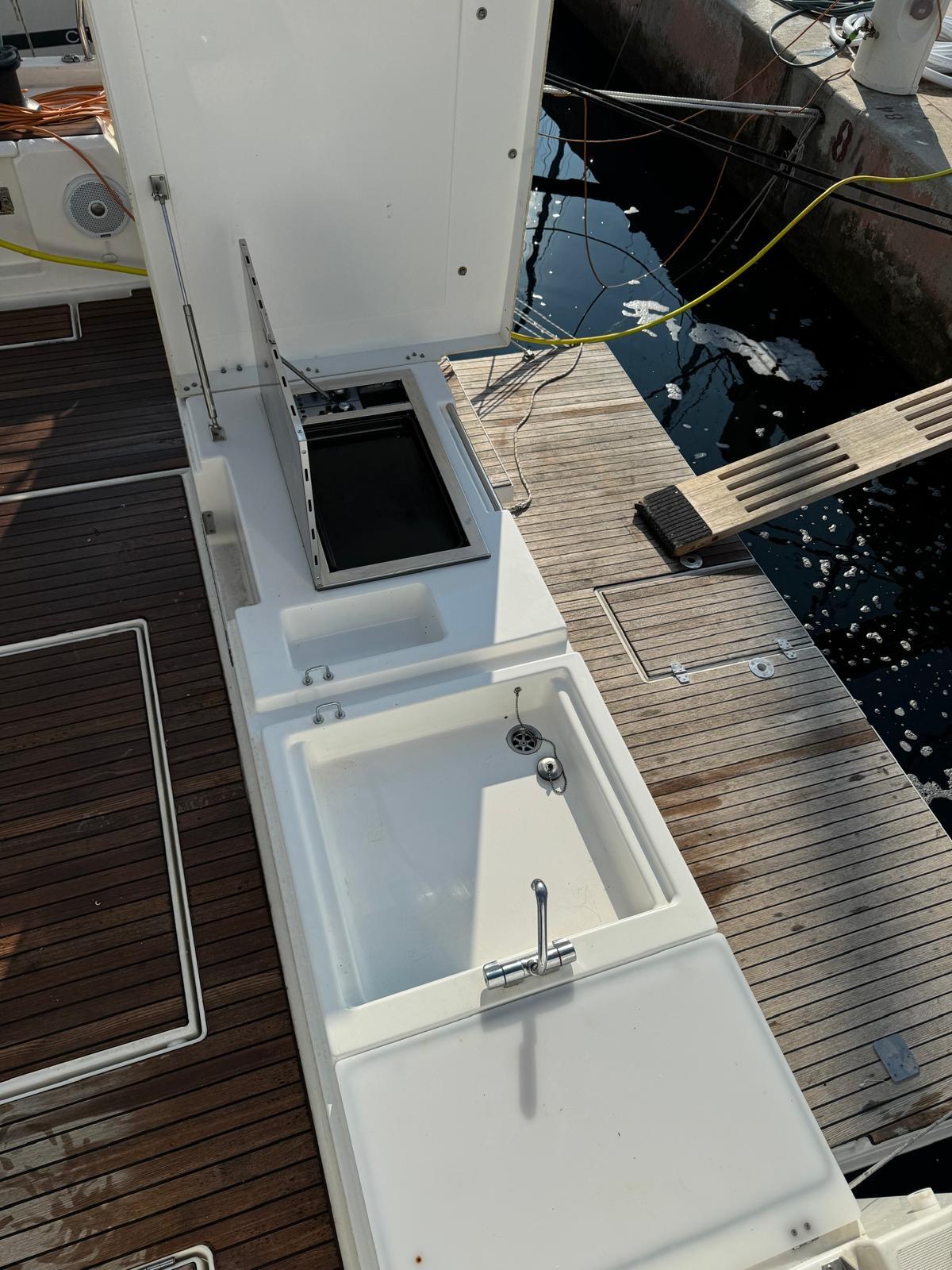 Sailing yacht 