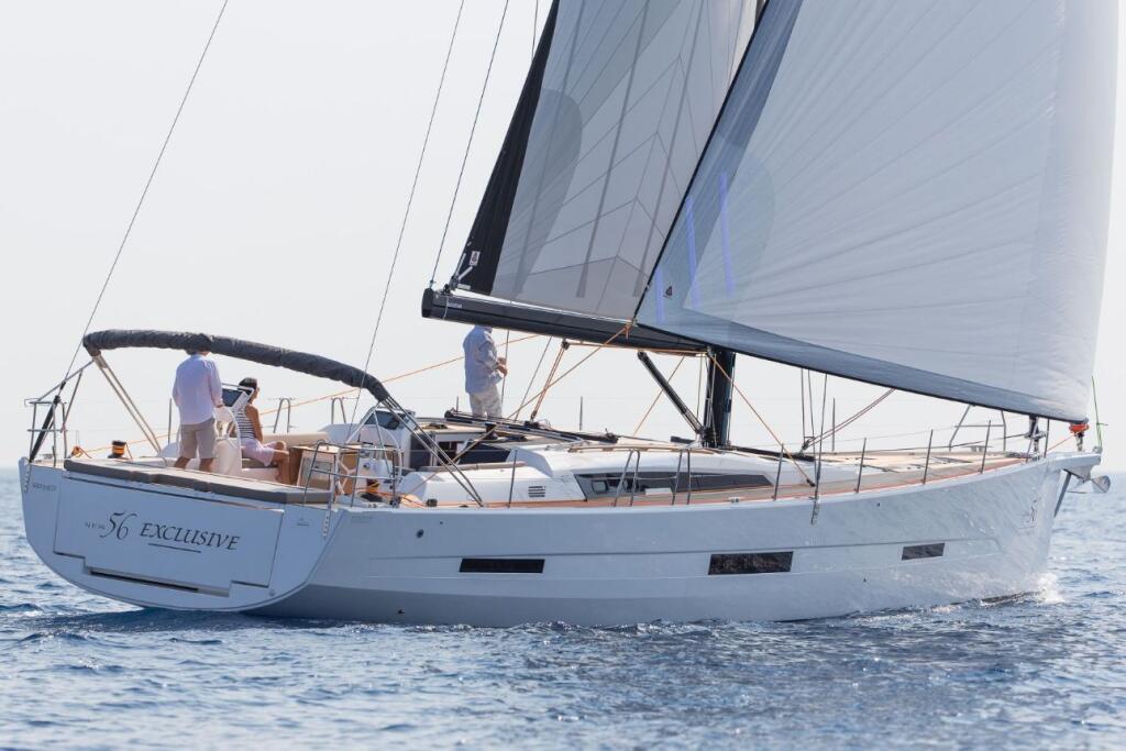 Sailing yacht 
