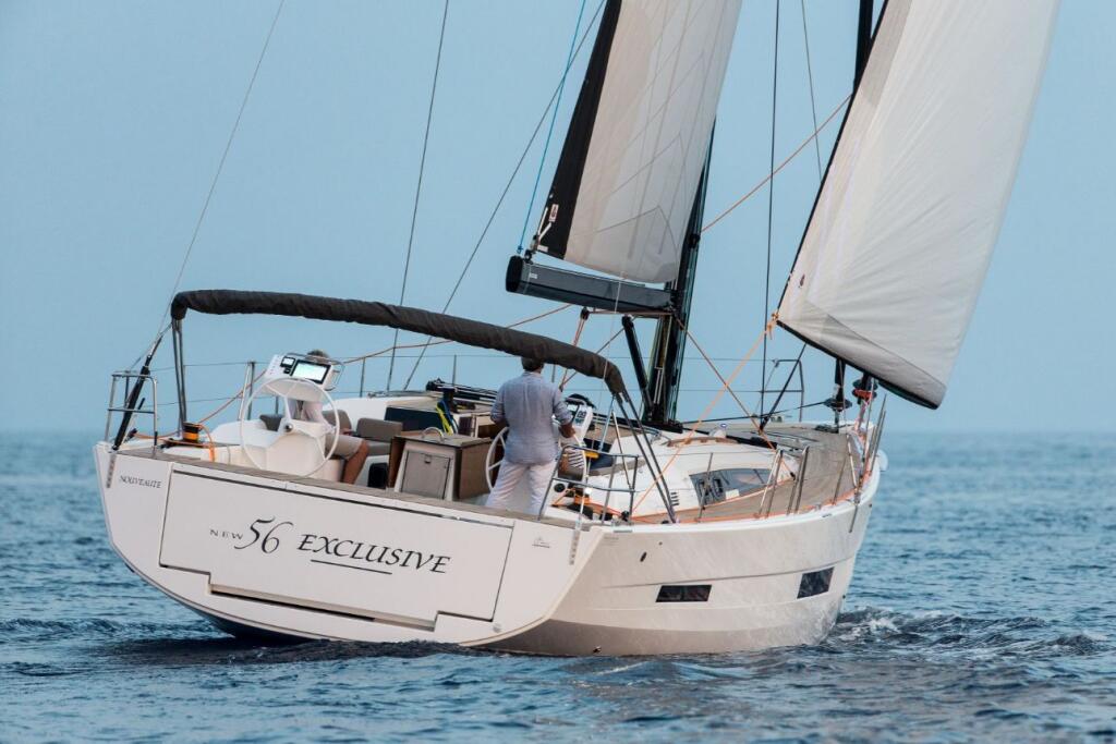 Sailing yacht 