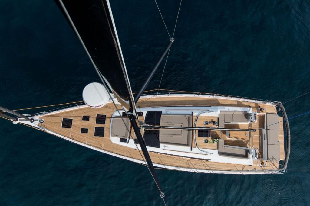 Sailing yacht 