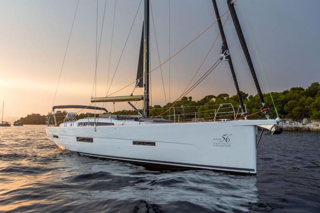 Sailing yacht 