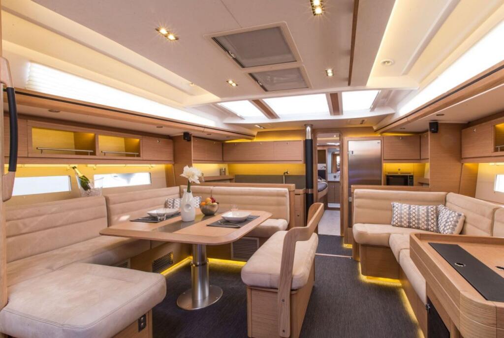 Sailing yacht 