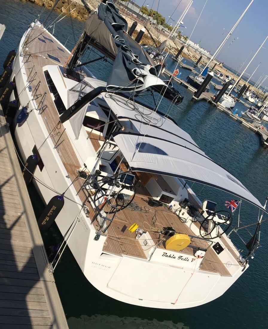 Sailing yacht 