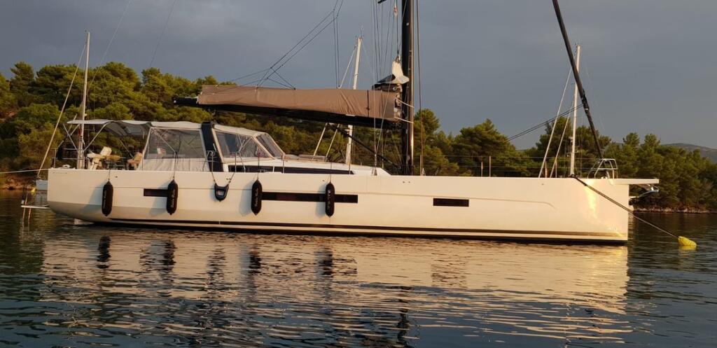 Sailing yacht 