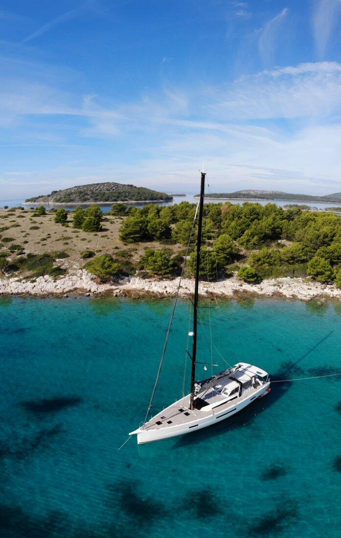 Sailing yacht 