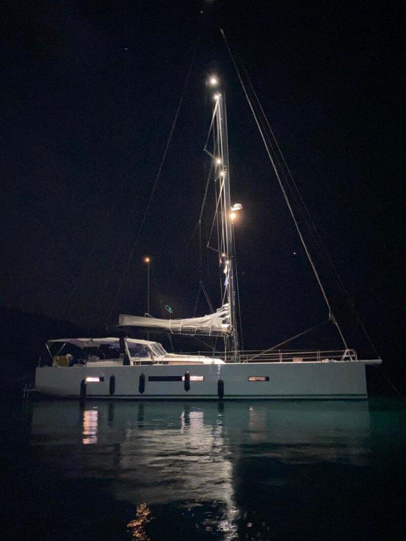Sailing yacht 