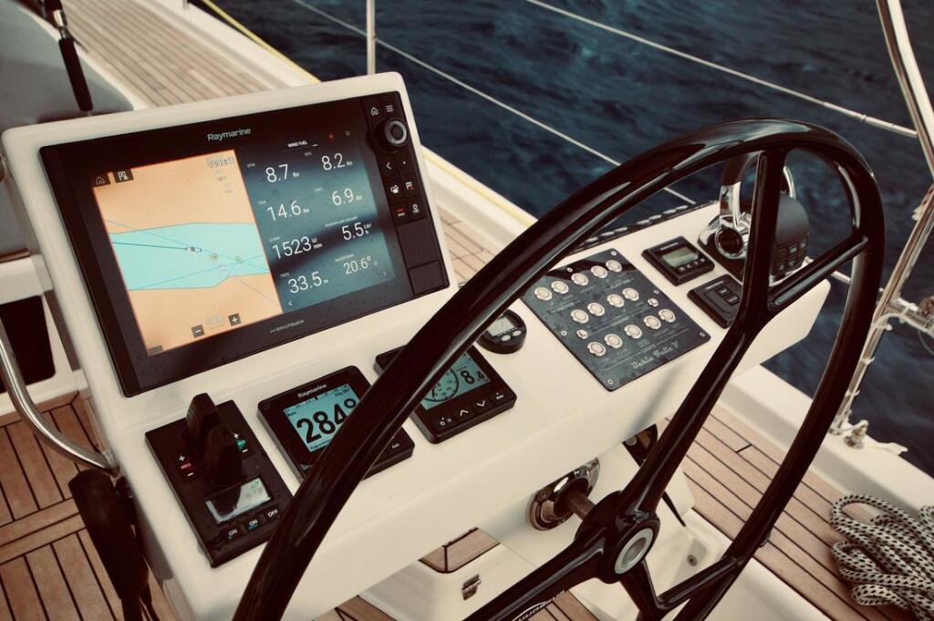 Sailing yacht 