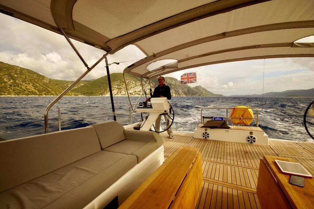 Sailing yacht 