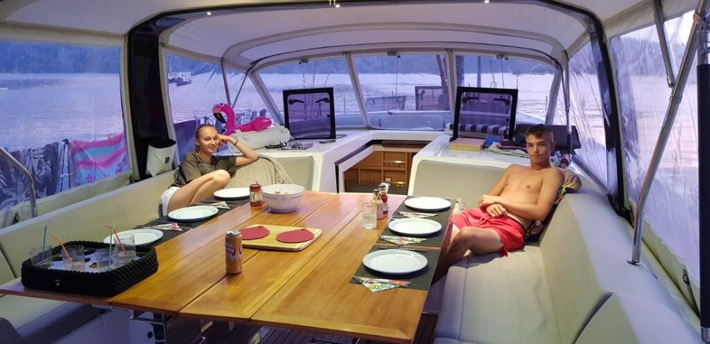 Sailing yacht 