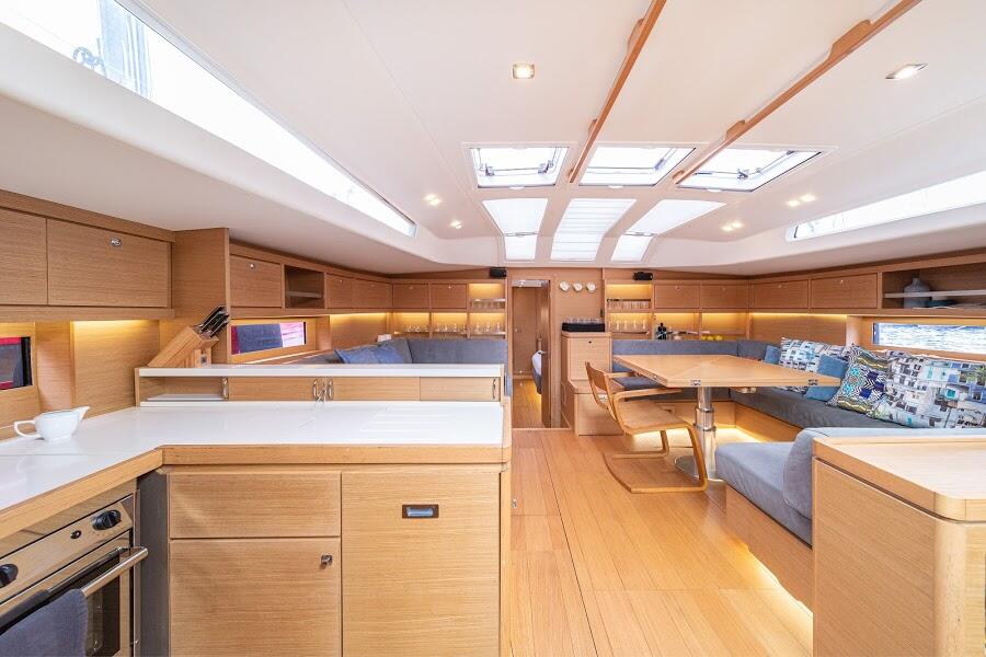 Sailing yacht 