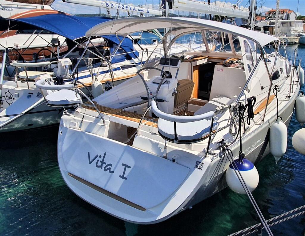 Sailing yacht 