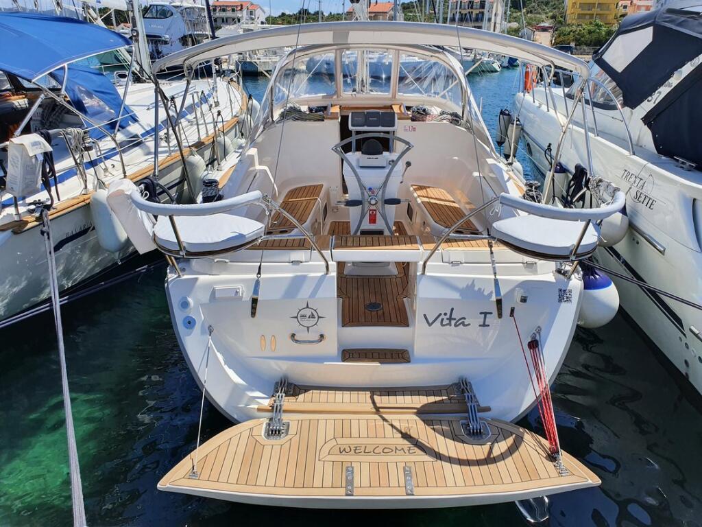 Sailing yacht 