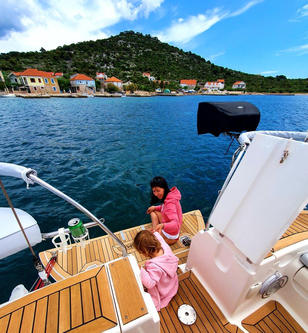Sailing yacht 