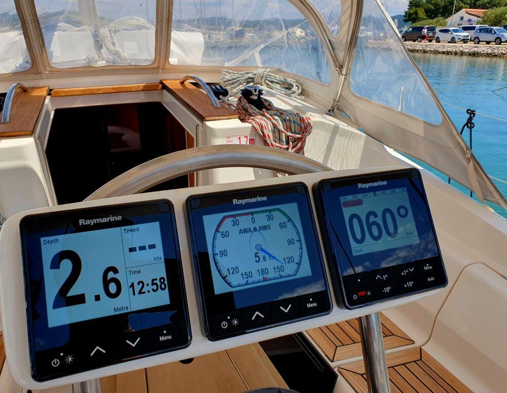Sailing yacht 