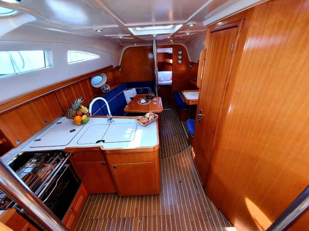 Sailing yacht 
