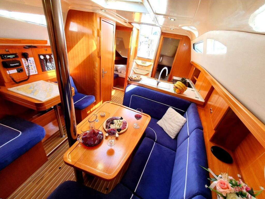 Sailing yacht 