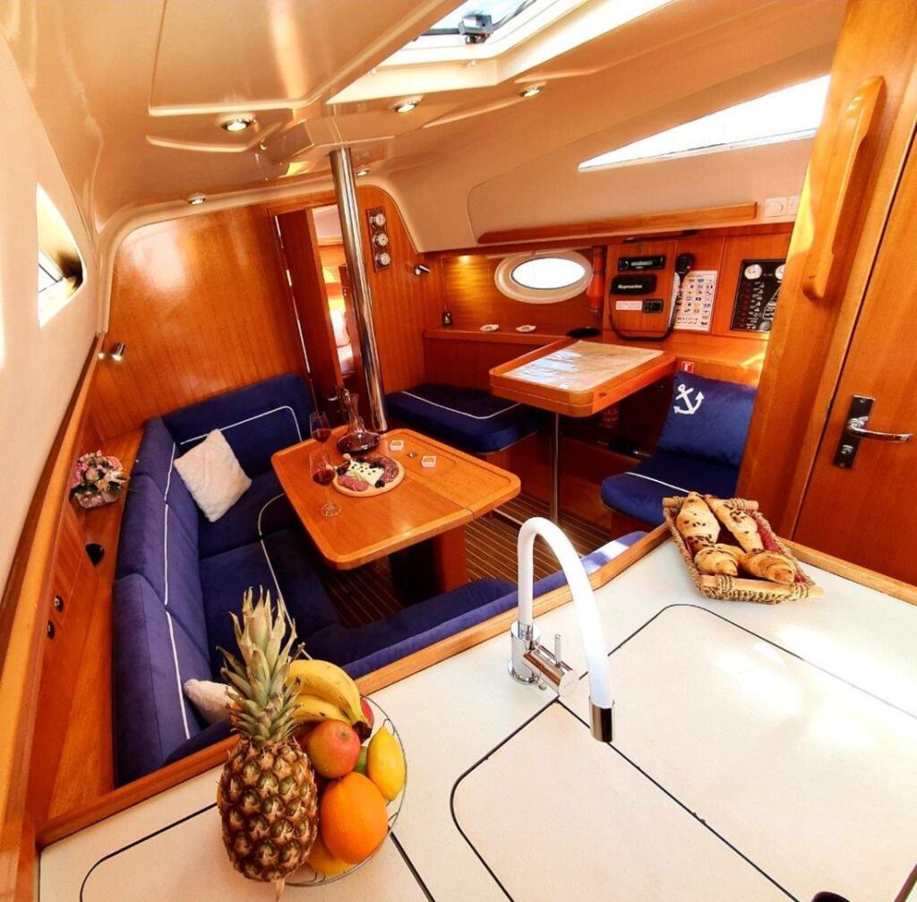 Sailing yacht 