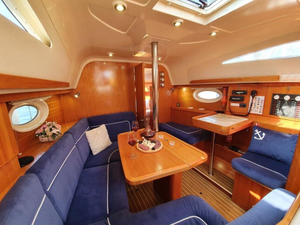 Sailing yacht 