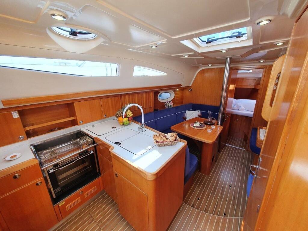 Sailing yacht 