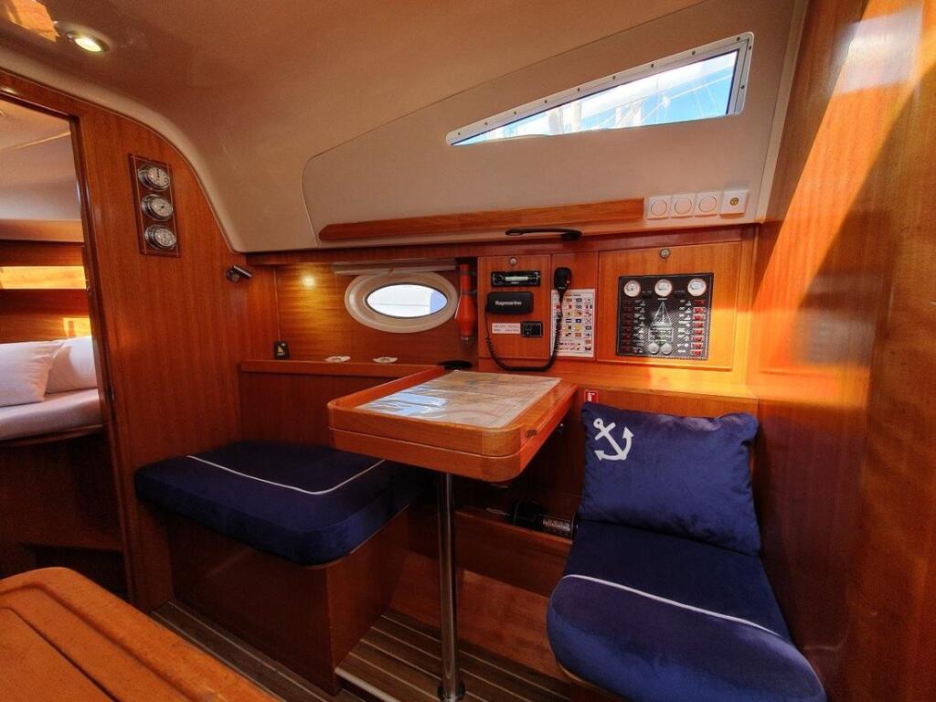 Sailing yacht 
