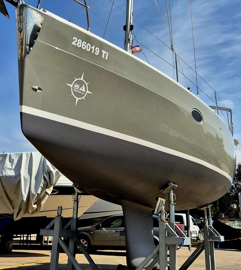Sailing yacht 