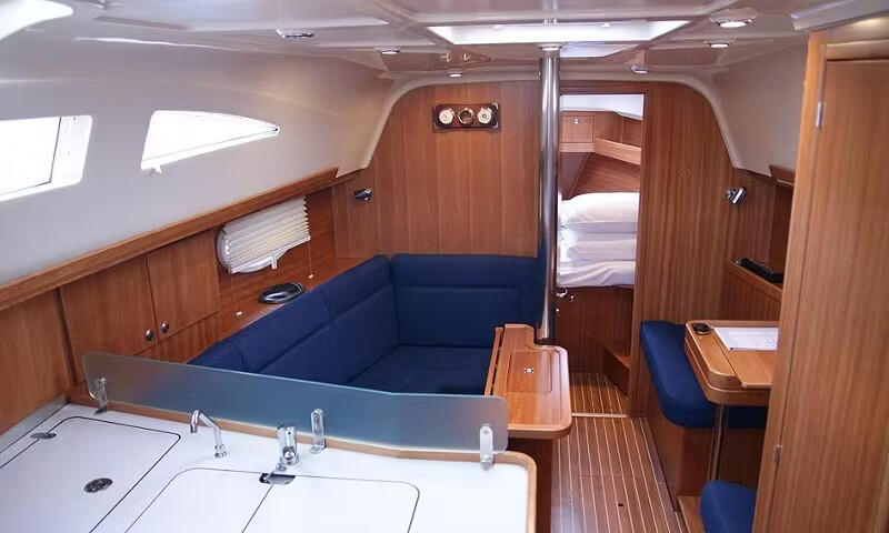 Sailing yacht 