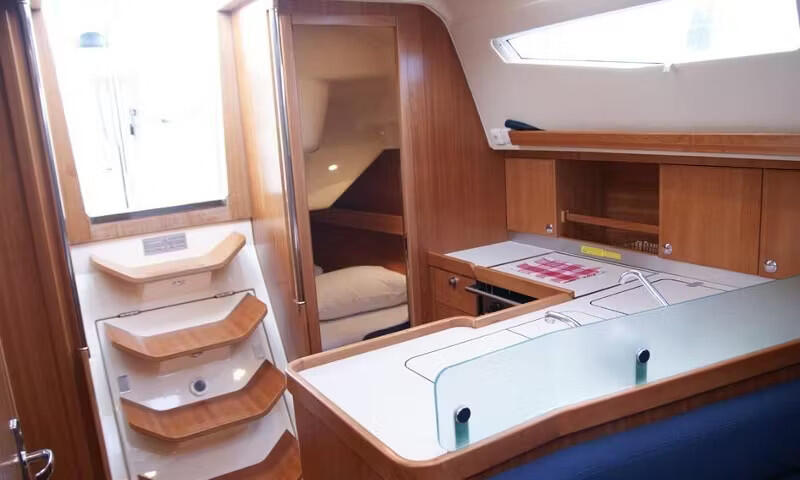 Sailing yacht 