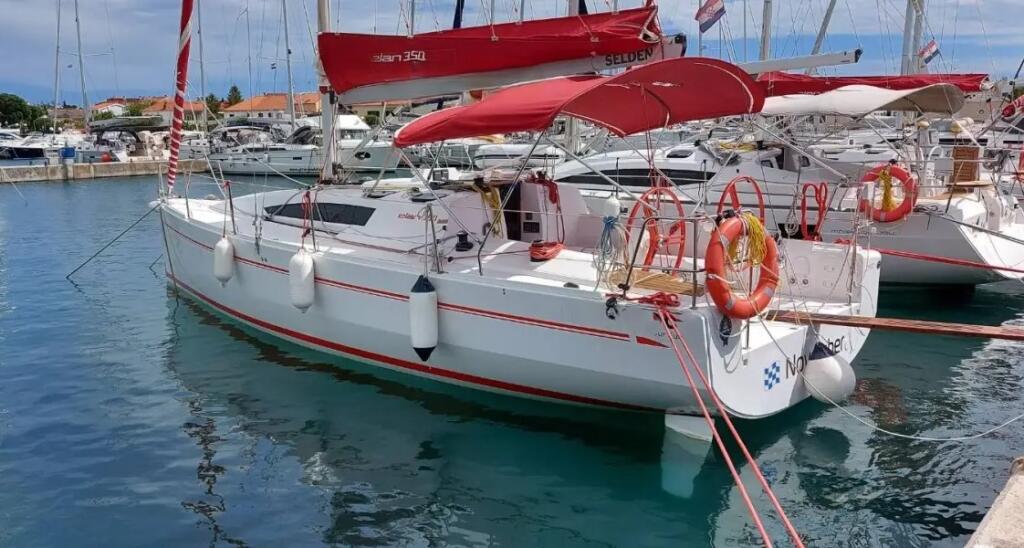 Sailing yacht 
