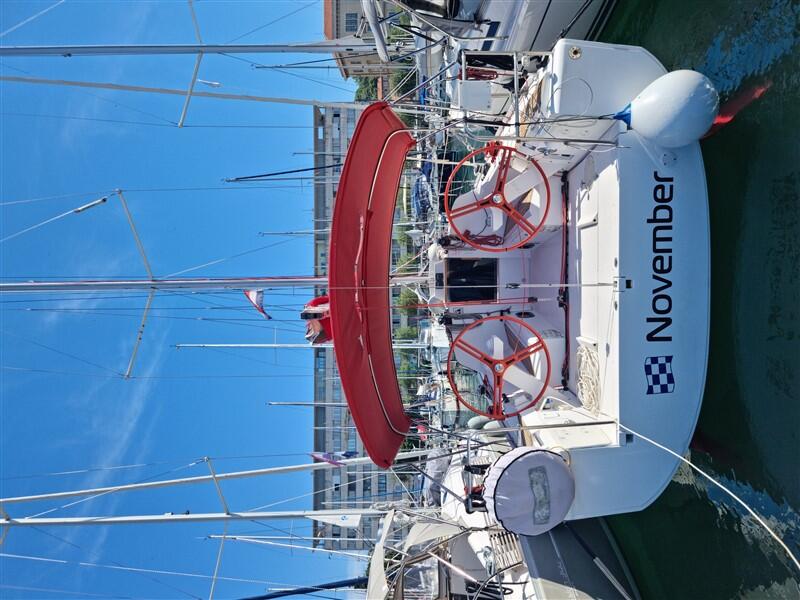 Sailing yacht 