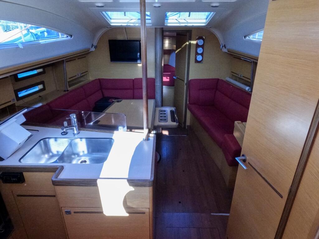 Sailing yacht 