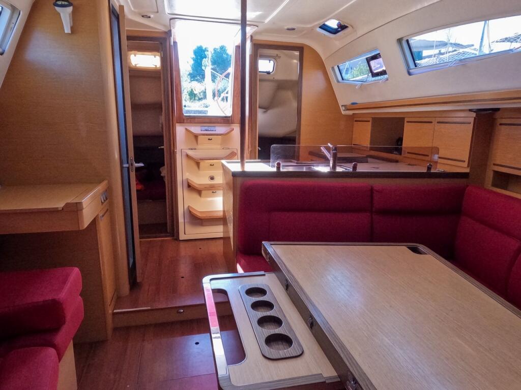 Sailing yacht 