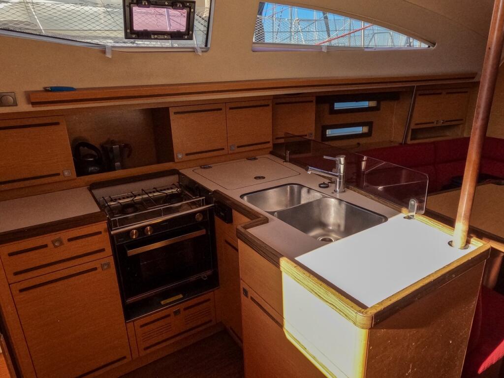 Sailing yacht 