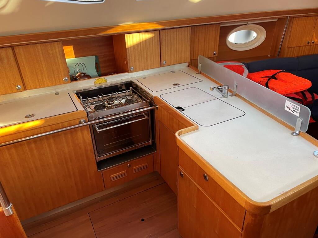 Sailing yacht 
