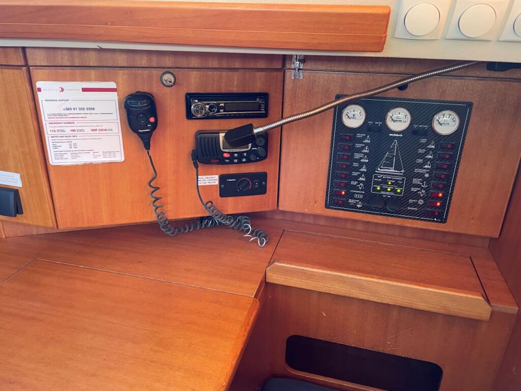 Sailing yacht 