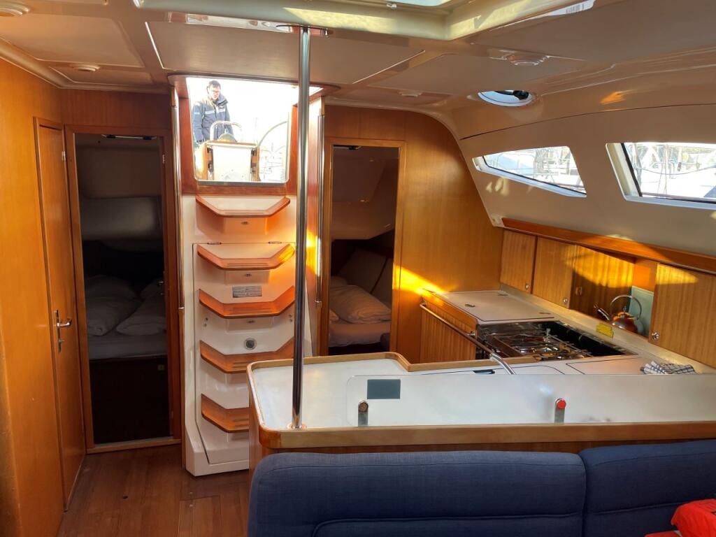 Sailing yacht 