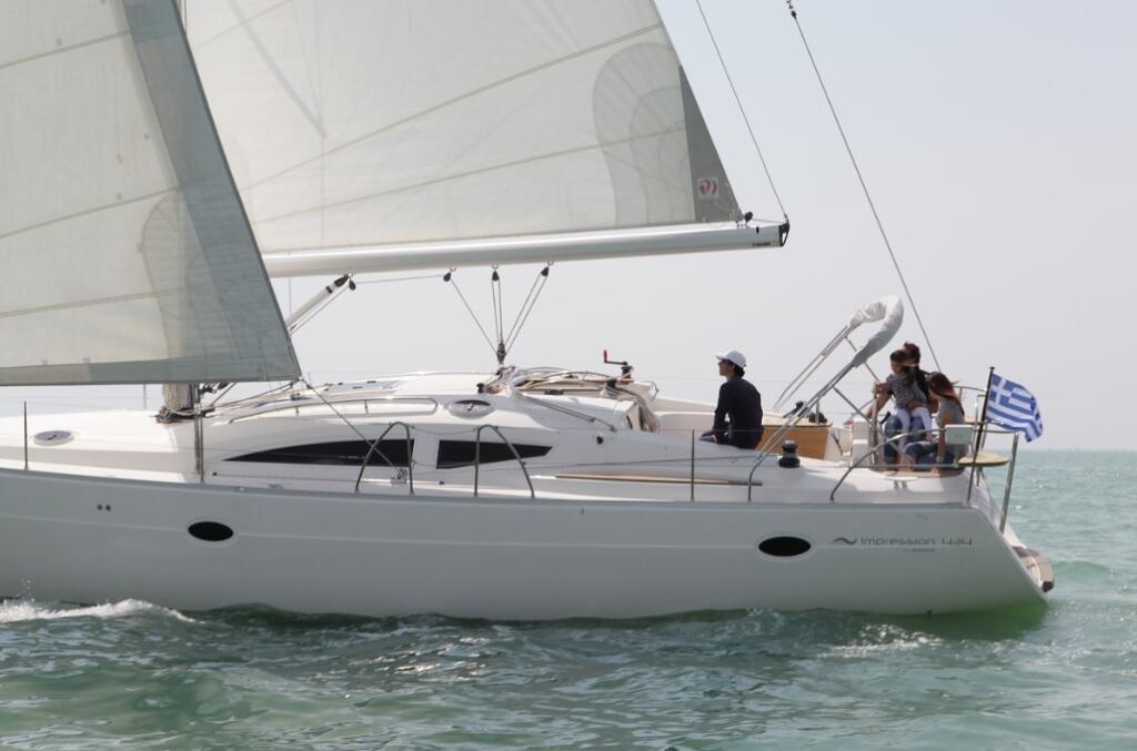 Sailing yacht 