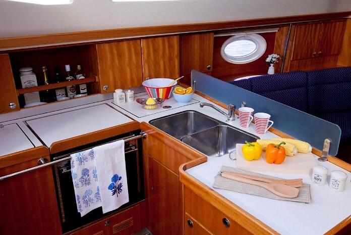 Sailing yacht 