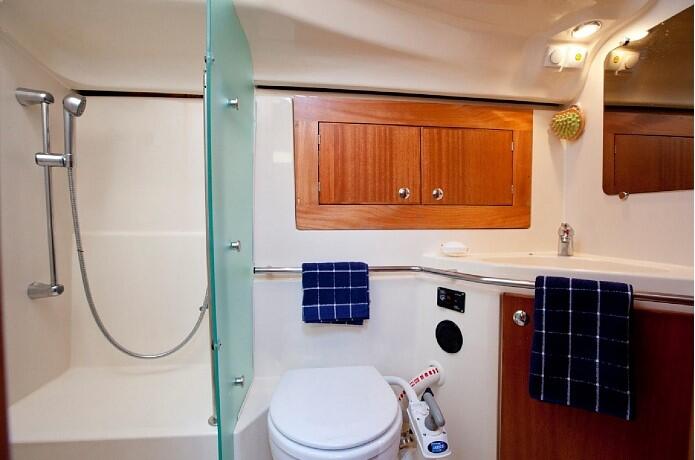 Sailing yacht 
