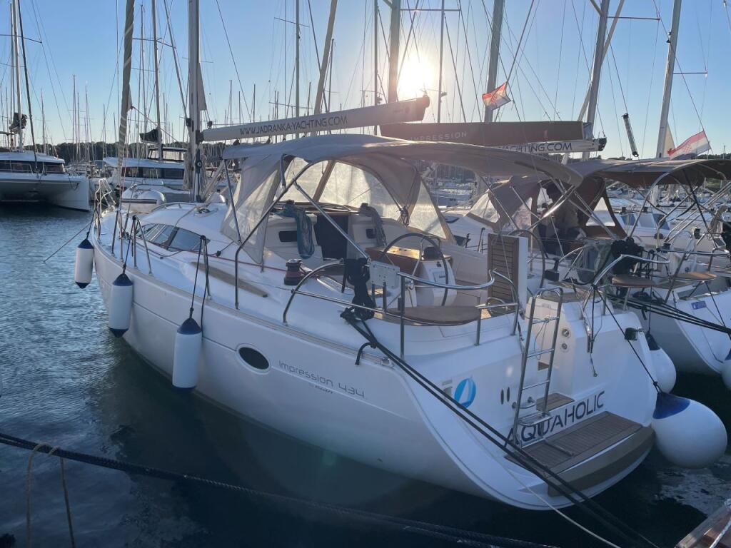 Sailing yacht 