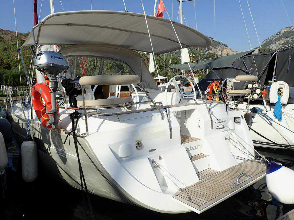 Sailing yacht 