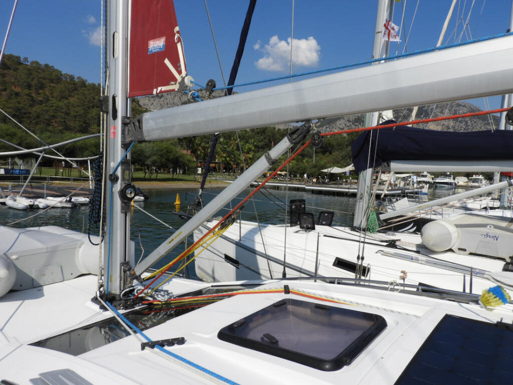 Sailing yacht 