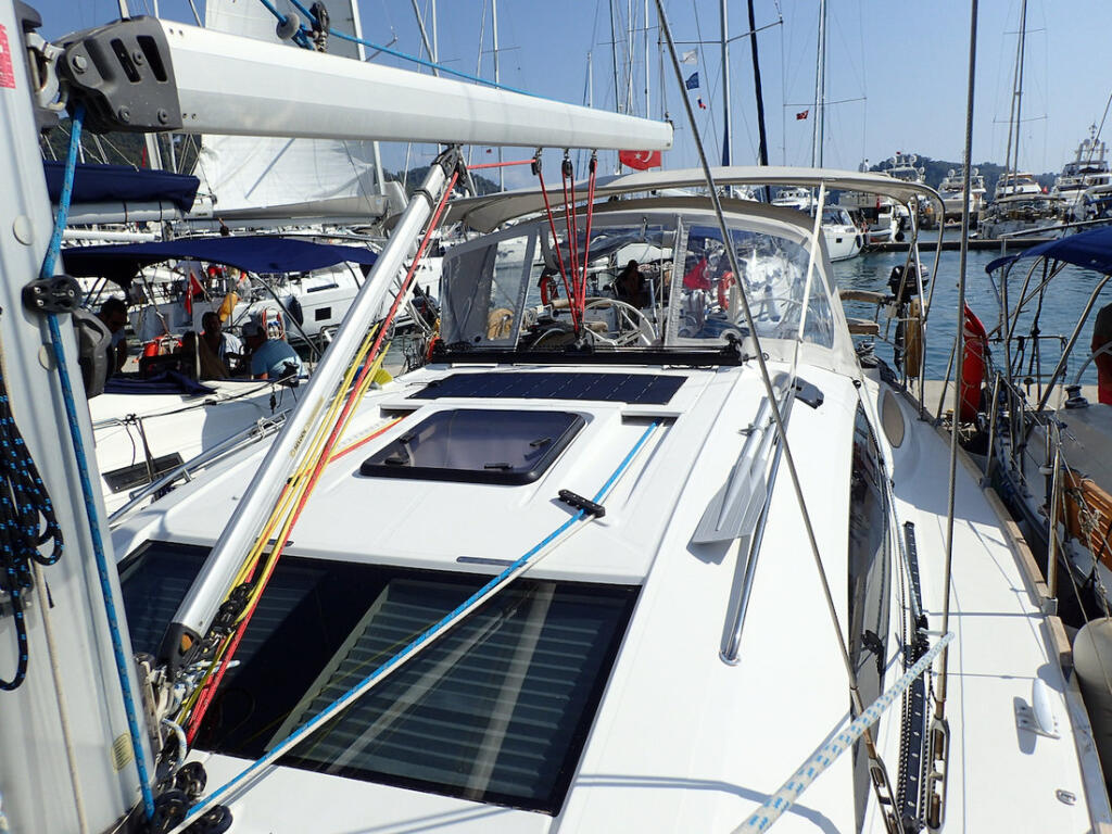 Sailing yacht 