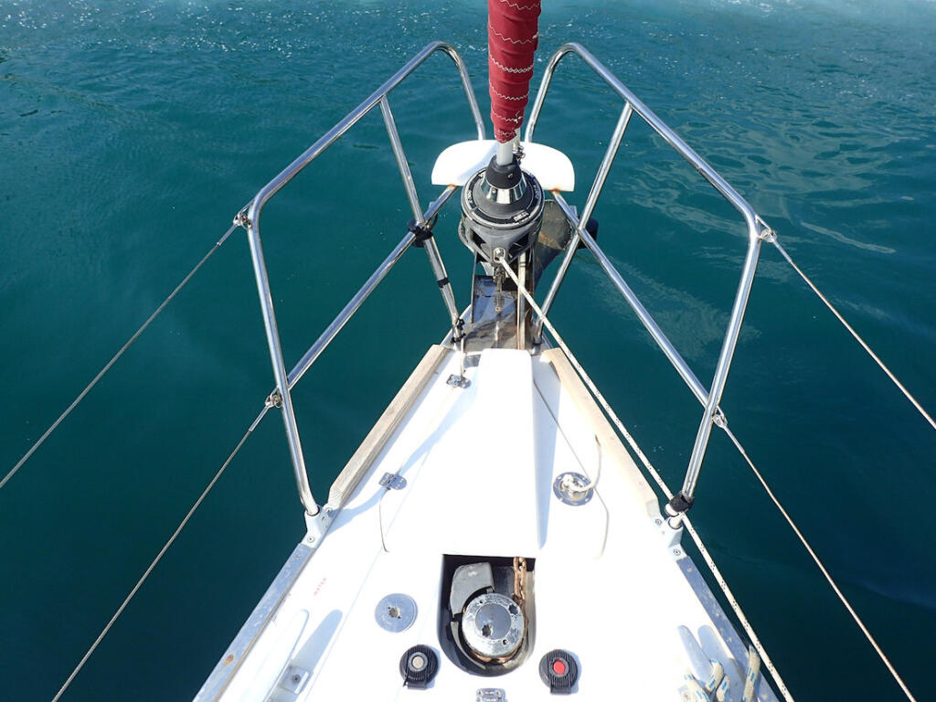 Sailing yacht 