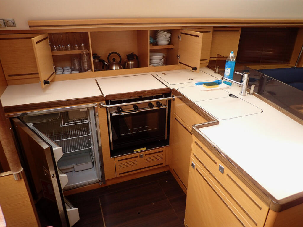 Sailing yacht 