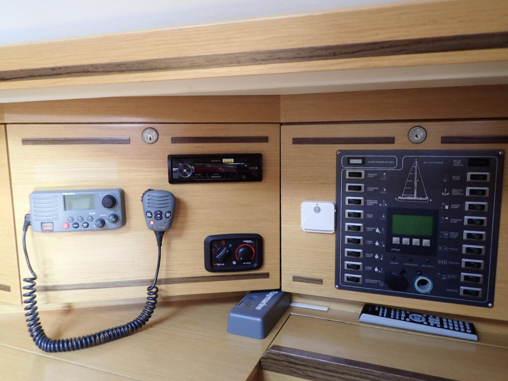Sailing yacht 
