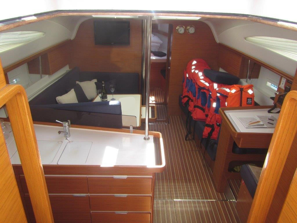 Sailing yacht 