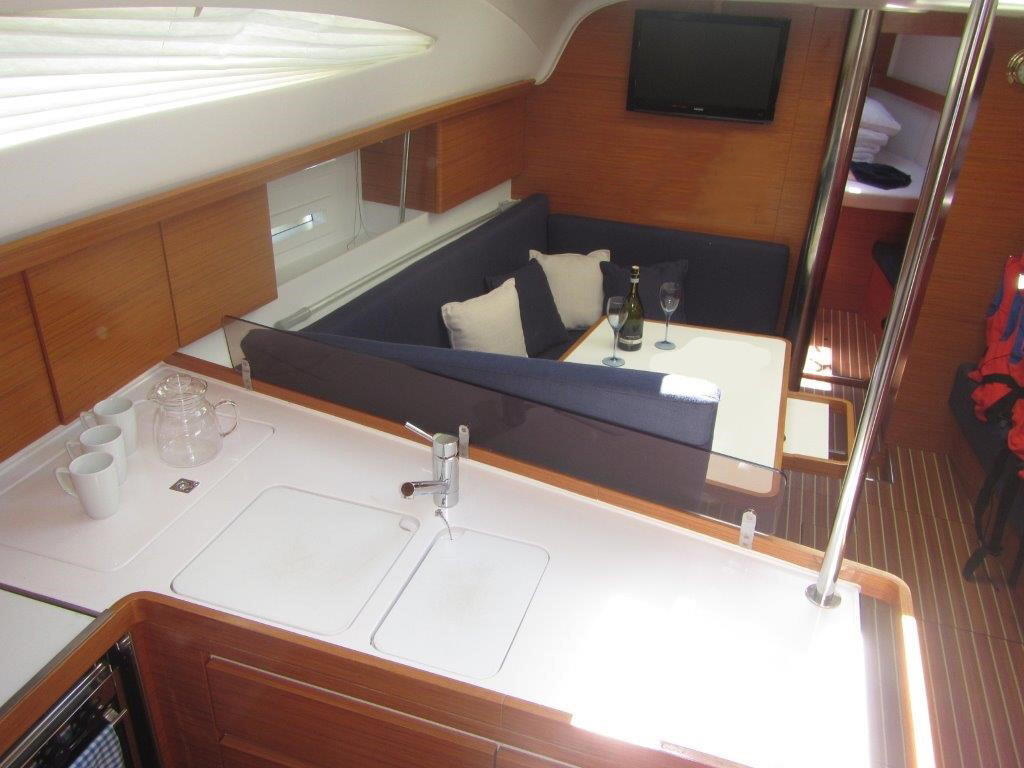 Sailing yacht 